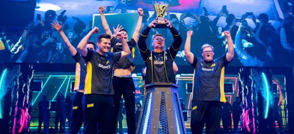 команда киберспортсменов празднует победу